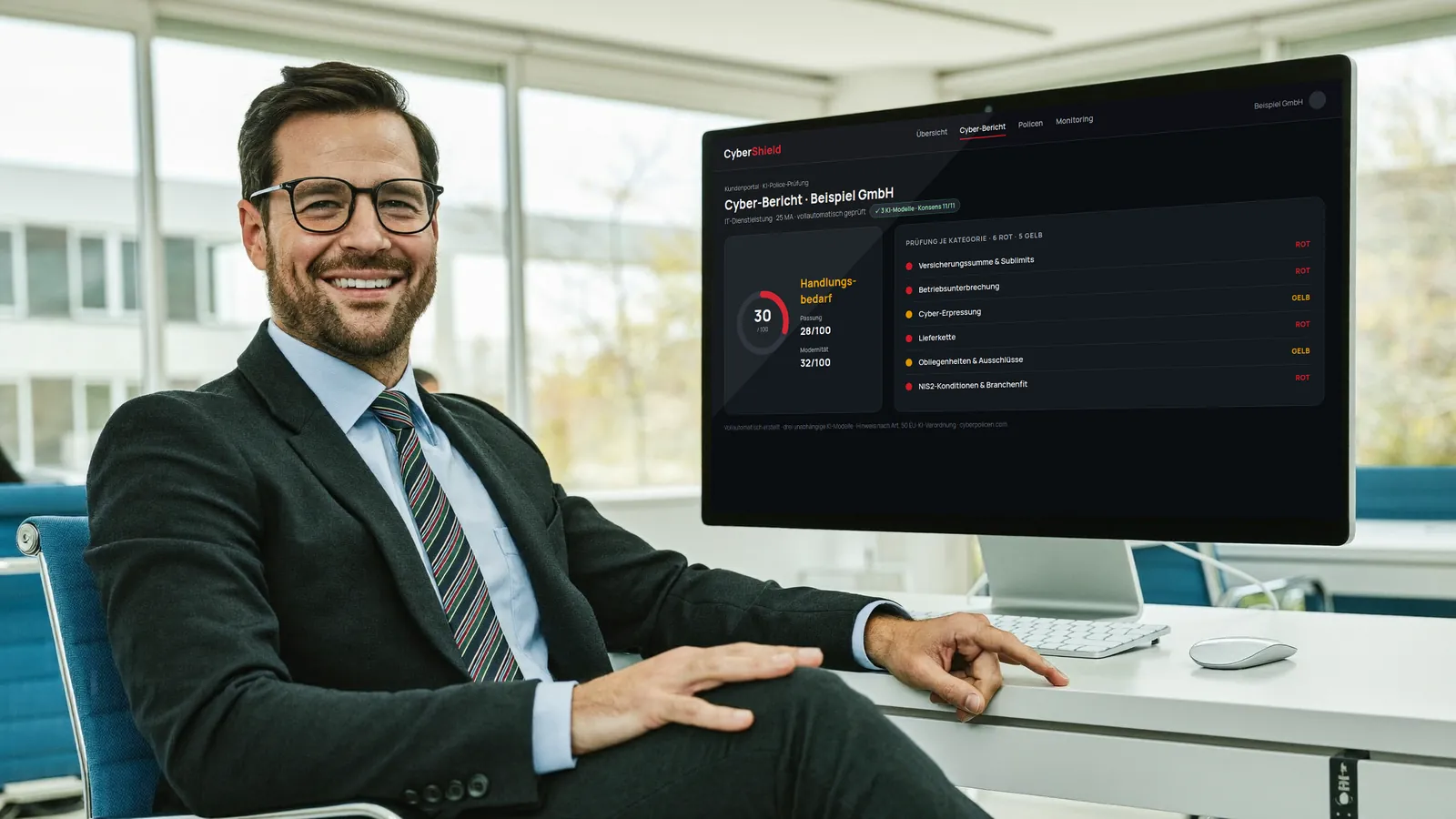 Versicherungsmakler am Arbeitsplatz, auf dem Monitor ein CyberShield-Cyber-Bericht mit Score und Ampeln je Kategorie (Beispielwerte)