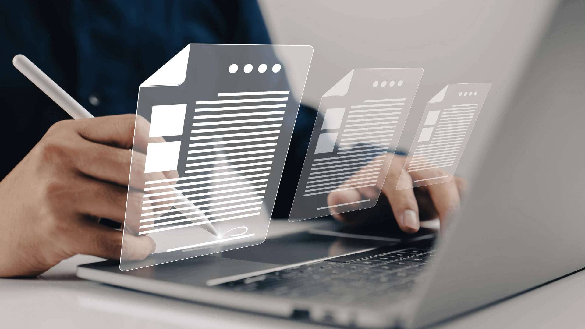 Eine Person, die mit einem Stift auf einem Laptop Dokumente bearbeitet, mit grafischen Darstellungen von Dokumenten im Vordergrund.
