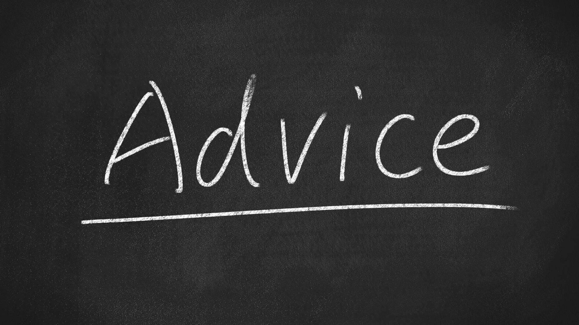 Der Schriftzug 'Advice' in weißer Kreide auf einer schwarzen Tafel.