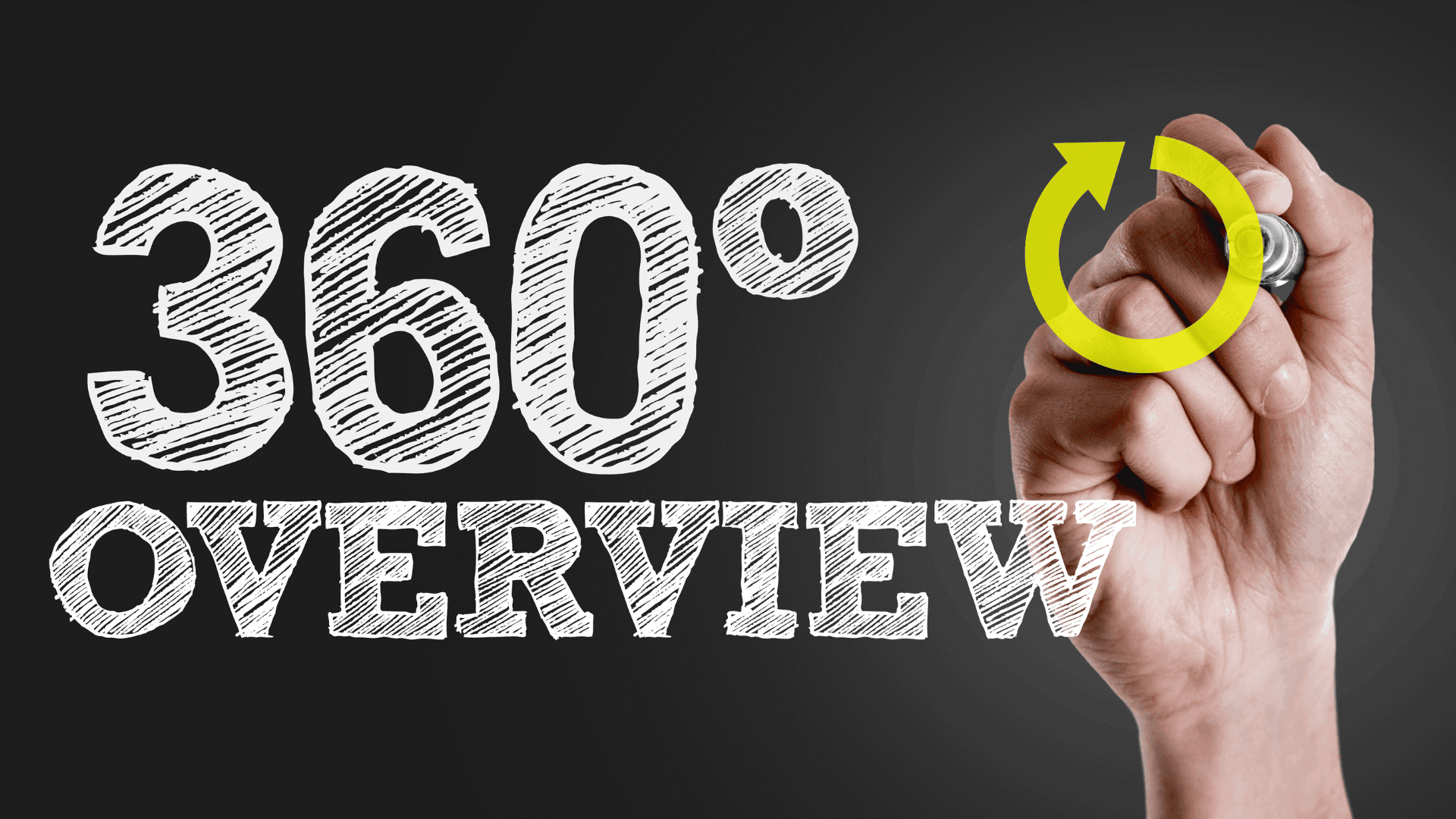 Hand, die einen Stift hält, mit dem Text '360° OVERVIEW' im Hintergrund.