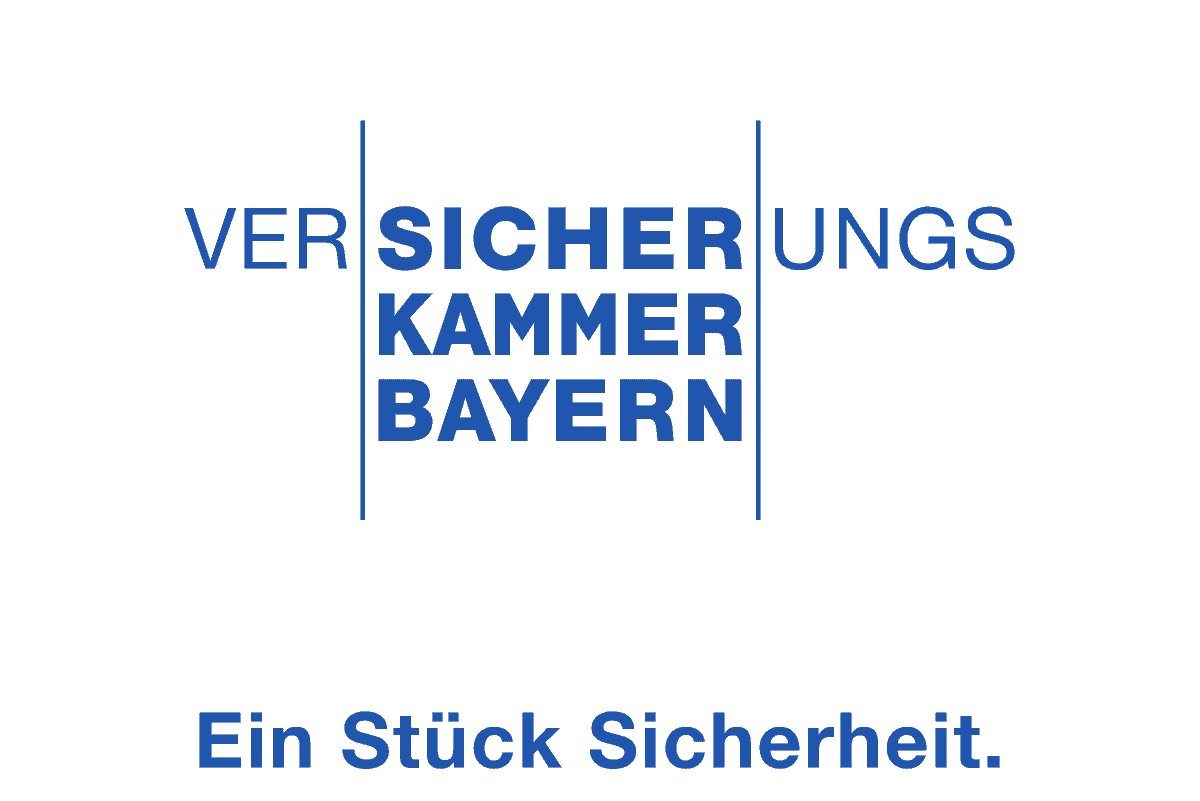 Logo der Versicherungskammer Bayern auf blauem Hintergrund mit dem Slogan 'Ein Stück Sicherheit'.